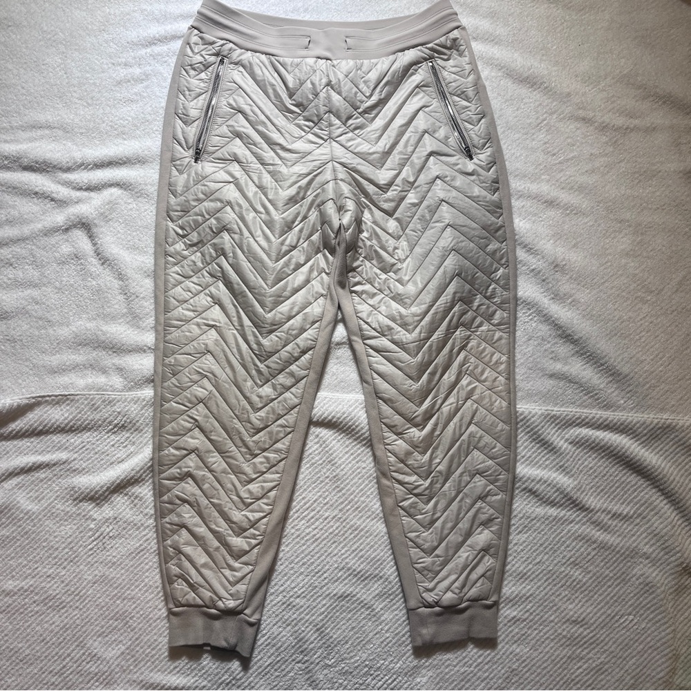 Athleta Cozy Quilted Athleisure Activewear Petite Chevron Joggers in Cream